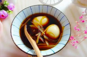 生姜和鸡蛋一起煮着吃