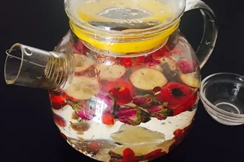 山楂桑葚玫瑰花泡水喝