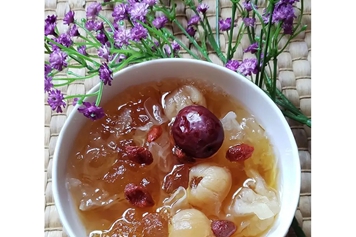 桃胶雪耳红枣杞子糖水