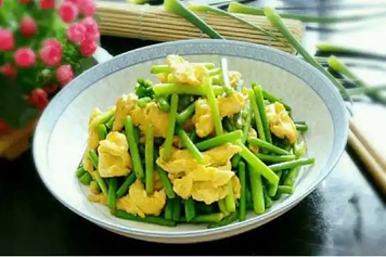 蒜苔炒鸡蛋