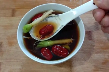 香菜根红枣红糖煮水