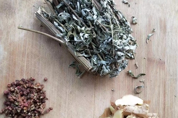 艾叶花椒和白酒同用