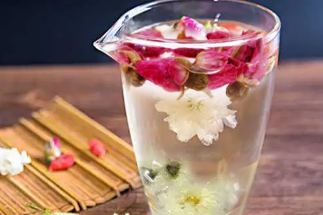 白菊花和玫瑰花泡水喝