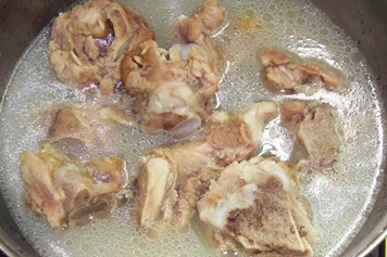 铁包金煲猪骨汤