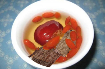 杜仲枸杞红枣泡水喝