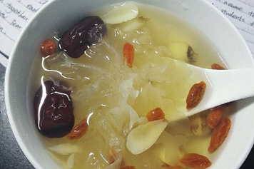 银耳莲子百合红枣汤