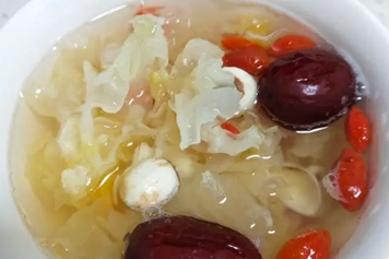 鱼胶银耳莲子红枣汤