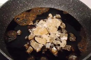 醋和冰糖熬在一起