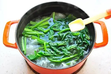 银耳菠菜汤