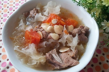 银耳炖排骨汤