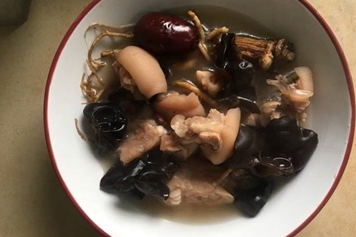 猪脚炖木耳