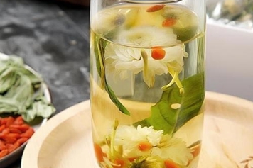 白菊花和金银花泡水喝