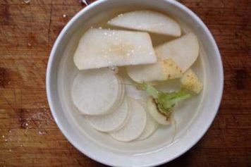 白萝卜冰糖雪梨煮水