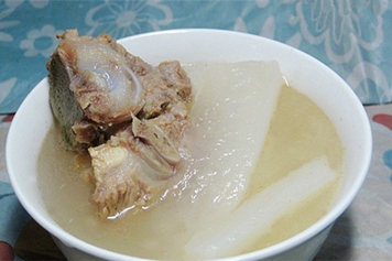 白萝卜猪骨煲汤