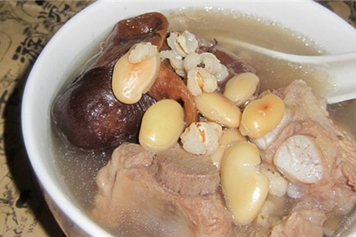白饭仔煲猪骨汤
