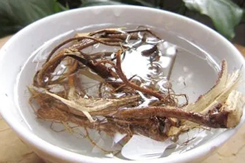 鱼鳅串根煮水喝