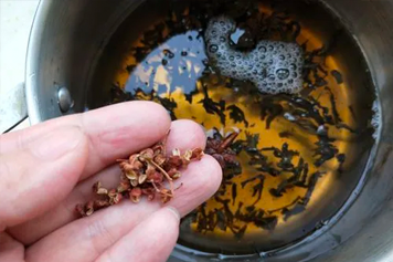 茶叶和花椒泡水