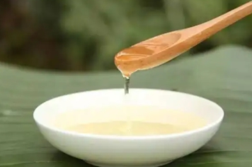 蜂蜜水加盐混合在一起喝