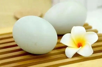 鹅蛋与梨花一起吃