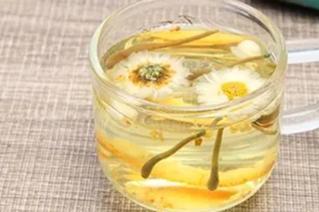 蜂蜜加菊花泡水喝