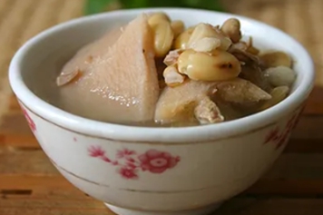 茯苓薏米白扁豆煮水喝