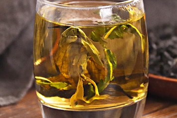 杜仲茶叶泡水喝