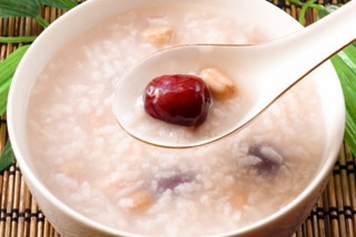 大米花生红枣粥