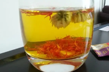 红花和黄芪泡水喝