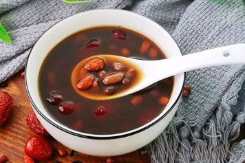 花生大枣枸杞煮水喝