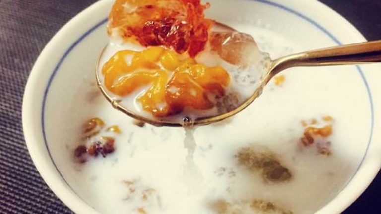 桃胶炖奶