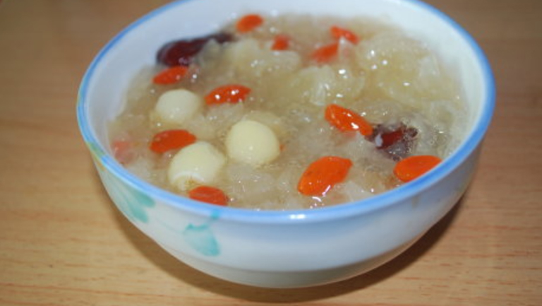 银耳莲子枸杞糖水