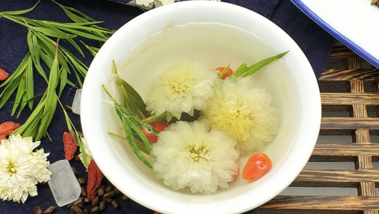 枸杞雪菊泡水喝