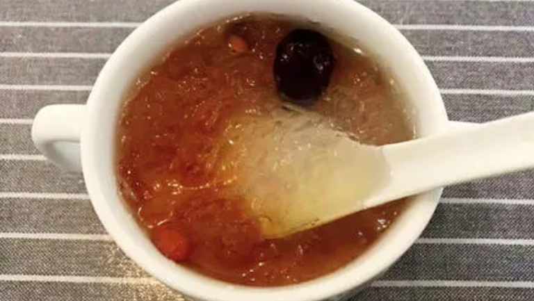 桃胶炖燕窝