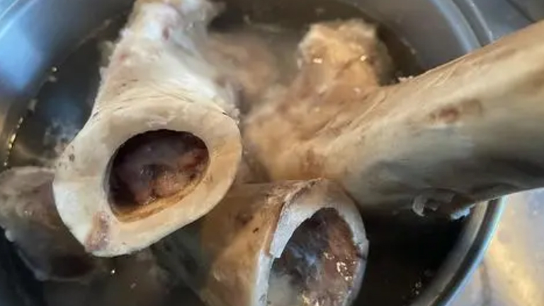 女人吃牛骨髓