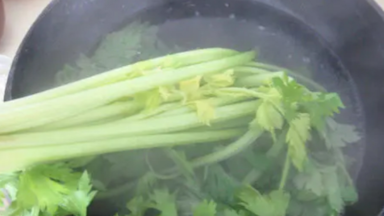 芹菜根煮水