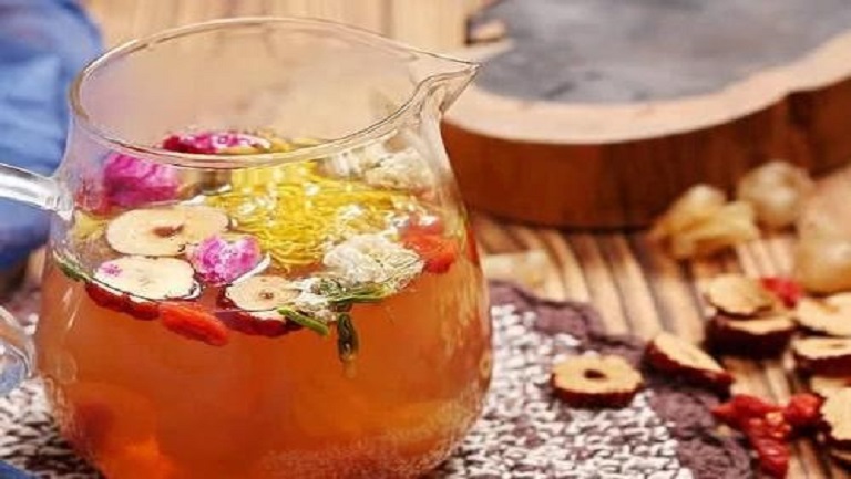 山楂加玫瑰花泡水