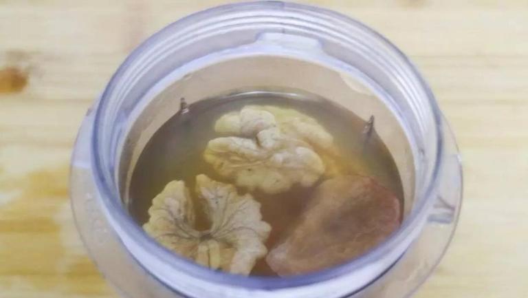 核桃和冰糖煮水