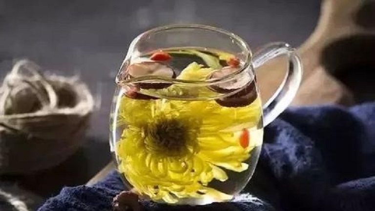 野菊花和枸杞子一起泡