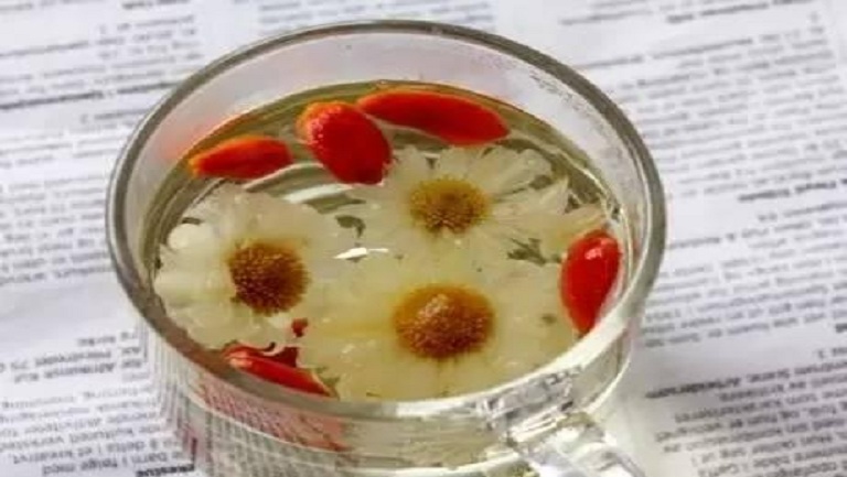 枸杞和菊花泡水