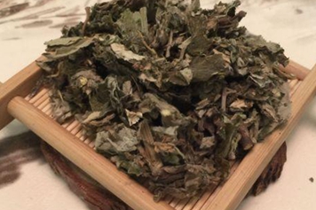 枫球和艾叶煮水