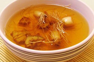 葱根姜片红糖熬水