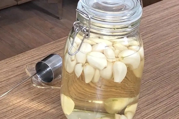白酒放蒜片