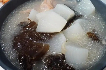 白萝卜木耳汤