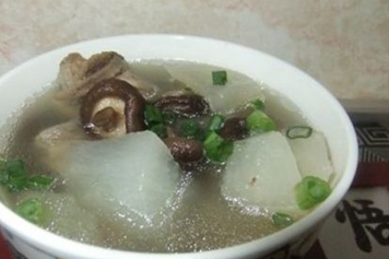 白萝卜香菇汤